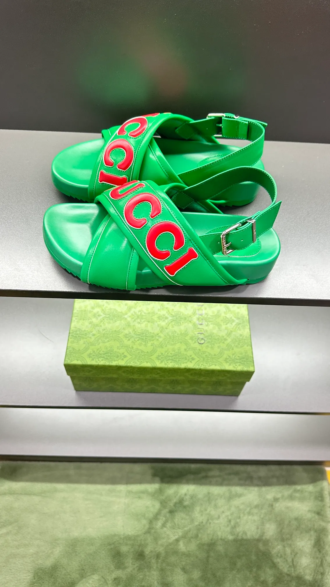[G Family Couple Style] P: 320💰Female size 36~40 Men's size 39~45, (46. Custom-made GG slippers for men and women. This slipper is made of GG polyester fiber and is decorated with a Gucci label on the front, which adds a striking logo feel to the style. Beige GG recycled polyester fiber, same size for men and women, leather trim